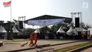 Petugas melintas di depan panggung di Taman Kota Waduk Pluit, Jakarta, Jumat (19/5). Rencananya panggung ini akan digunakan sebagai tempat Konser Kebangkitan Nasional dan Pencanangan HUT Jakarta ke 490. (Liputan6.com/Helmi Fithriansyah)