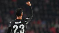Gelandang Arsenal, Mikel Merino, dalam duel melawan PSV pada leg pertama 16 besar Liga Champions 2024/2025 di Philips Stadion, Eindhoven, Belanda, Rabu (5/3/2025). (AFP/John Thys)