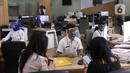Pemohon melakukan pengajuan administrasi di mal pelayanan publik, Jakarta,Rabu (17/6/2020). Mal Pelayanan Publik (MPP) Provinsi DKI Jakarta kembali melayani masyarakat dengan tatap muka dengan tetap mengikuti protokol kesehatan pencegahan Virus Corona.  (Liputan6.com/Angga Yuniar)