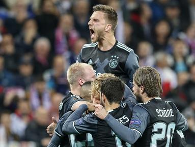 Pemain Ajax Amsterdam merayakan gol yang diciptakan oleh Kasper Dolberg saat melawan Olympieque Lyon pada laga semifinal Liga Europa di Stadion Parc Olympique Lyonnais, Kamis (12/05/2017). Lyon  Menang dengan skor 3-1. (EPA/Sebastian Nogier)