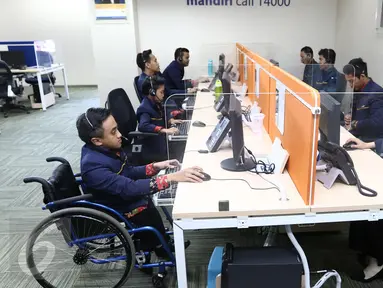 Pegawai penyandang disabilitas beraktivitas di gedung call center Bank Mandiri, Tangerang Selatan, Senin (18/4). Tahun ini, Bank Mandiri menargetkan dapat menerima lebih dari 100 penyandang disabilitas untuk menjadi pegawainya. (Liputan6.com/Angga Yuniar)