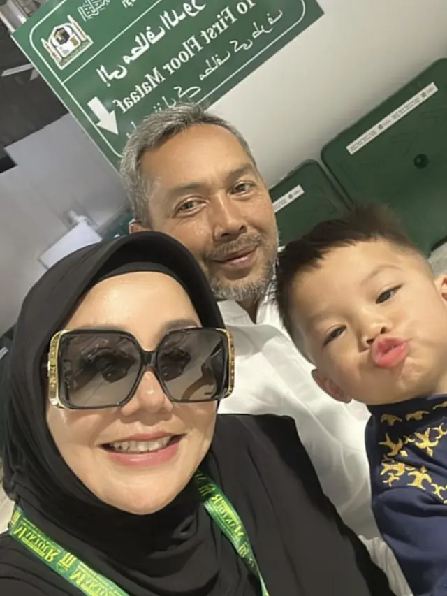 7 Potret Nikita Willy Jalani Umrah Bareng Keluarga Besar, Sosok Baby Izz Menggemaskan