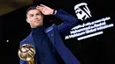 <p>Cristiano Ronaldo memegang penghargaan karier pada upacara Globe Soccer Awards 2023 di Dubai, Uni Emirat Arab, Jumat (19/1/2024). Ronaldo memenangkan tiga penghargaan pada Globe Soccer Awards 2023. (Fabio Ferrari/LaPresse via AP)</p>