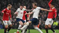 Striker Tottenham Hotspur, Harry Kane (kedua dari kanan), saat menghadapi Manchester United di Tottenham Hotspur Stadium, Jumat (28/4/2023) dini hari WIB. (GLYN KIRK / AFP)