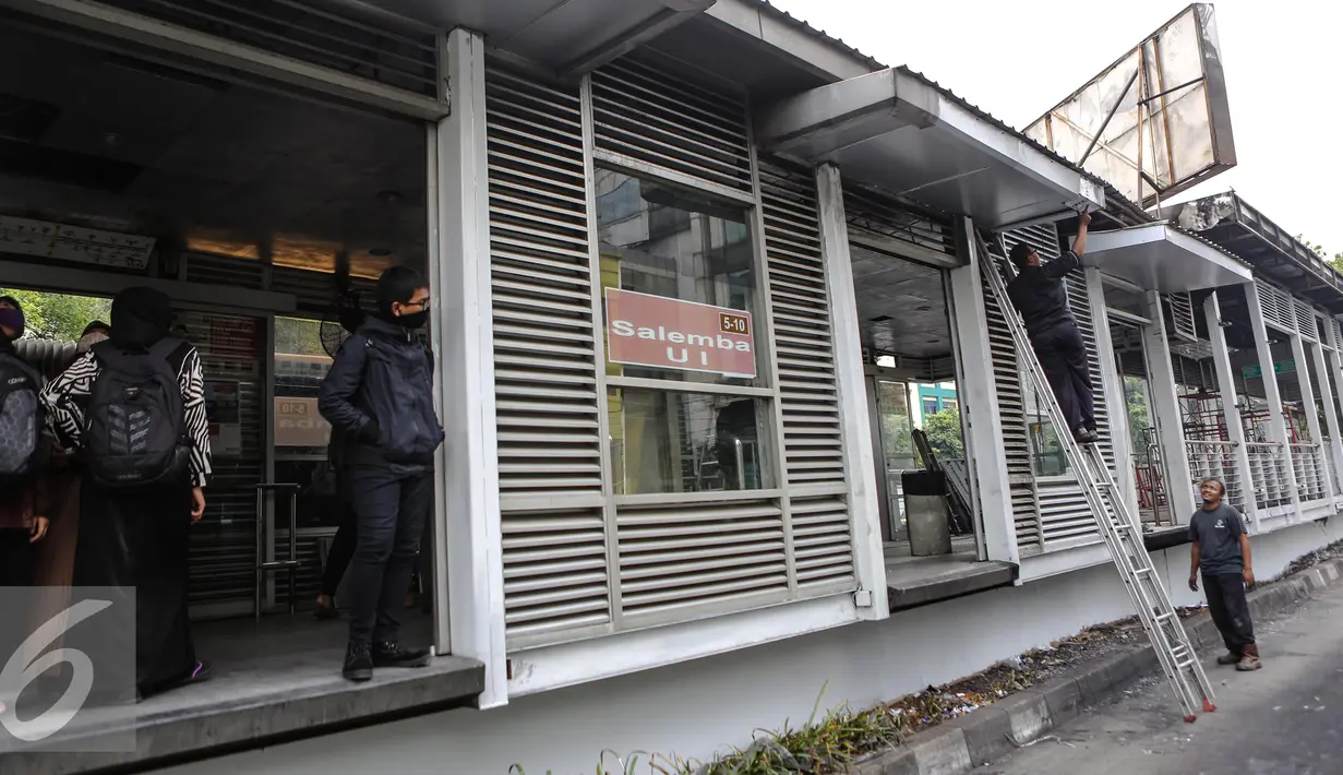 Penumpang saat menunggu di halte transjakarta yang terbakar di Salemba, Jakarta, Selasa (7/7/2015). Halte tersebut rusak parah sebagai imbas dari terbakarnya bus Transjakarta koridor 5 pada hari Jumat (3/7) lalu. (Liputan6.com/Faizal Fanani)