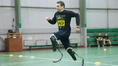 Seorang prajurit bernama Vadym Svirydenko berlari menggunakan kaki palsu saat mengikuti tes untuk turnamen Invictus Games Ukraine di Kiev, Ukraina (28/1). (AP Photo/Efrem Lukatsky)