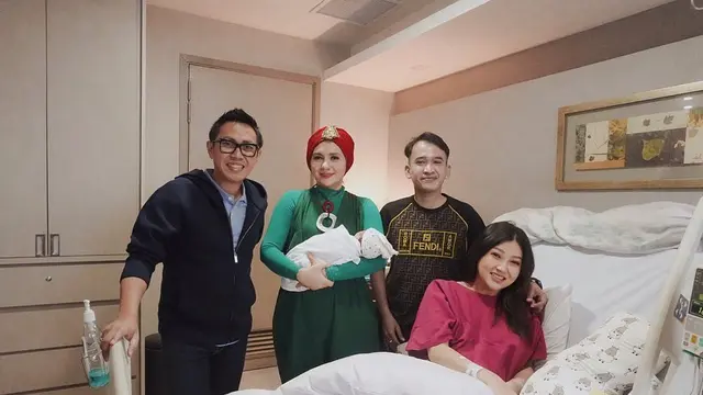 Seleb menjenguk Sarwendah (Sumber: Instagram/sarwendah29)