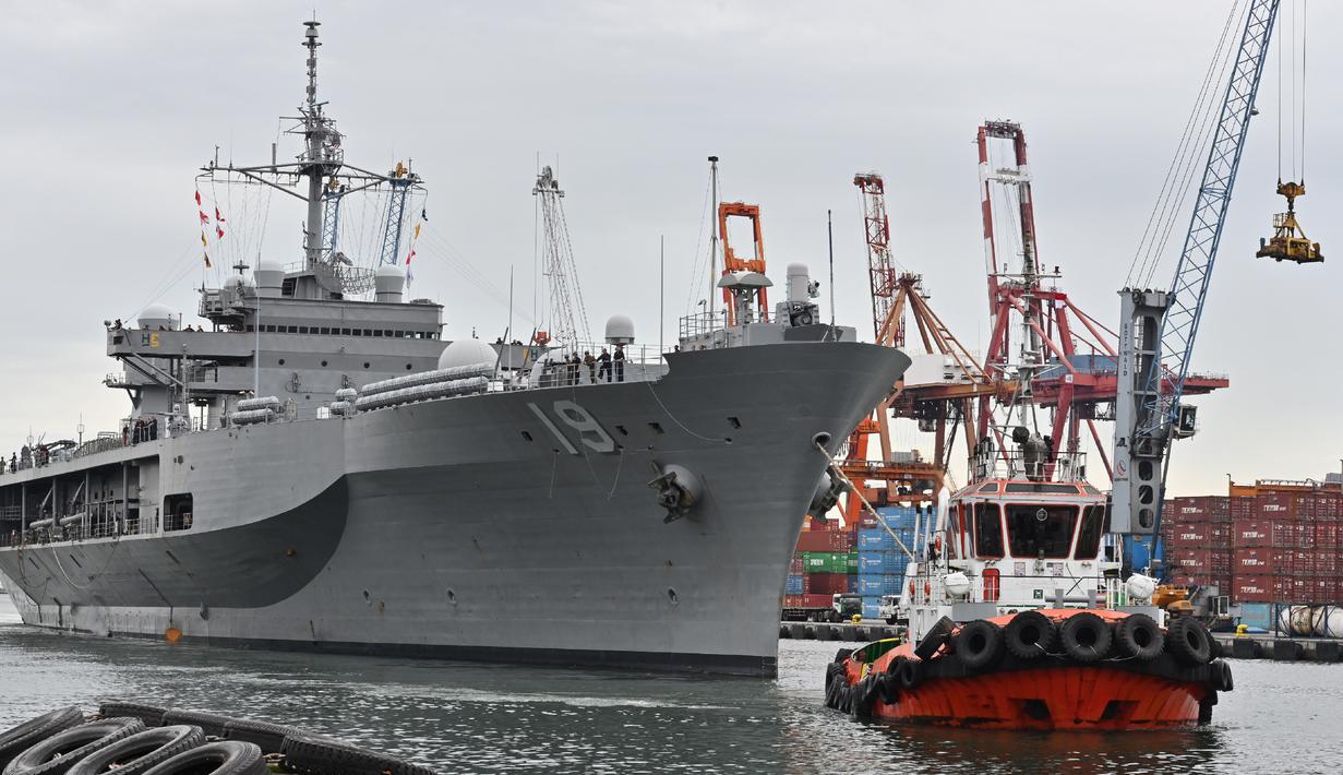 Kapal komando Amerika Serikat USS Blue Ridge (LCC-19) berlabuh di dermaga JICT 2, Pelabuhan Tanjung Priok, Jakarta, Rabu (1/5/2019). Kunjungan kapal komando Armada ke-7 AS itu dalam rangka peringatan ke-70 tahun hubungan diplomatik Indonesia dan Amerika Serikat. (ADEK BERRY / AFP)