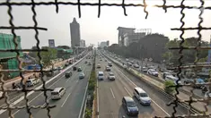 Sejumlah kendaraan melintas di Jalan Tol Dalam Kota, Jakarta, Senin (11/6). H-4 Lebaran sejumlah ruas tol di Jakarta ramai lancar. (Liputan6.com/Herman Zakharia)