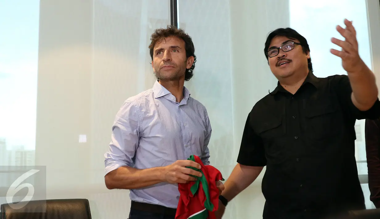 Pelatih asal Spanyol, Luis Milla Aspas (kiri) berbincang dengan Sekjen PSSI, Ade Wellington usai memberi keterangan di kantor PSSI, Jakarta, Jumat (20/1). Luis Milla resmi menukangi Timnas Indonesia. (Liputan6.com/Helmi Fithriansyah)