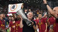 Pelatih AS Roma, Jose Mourinho (tengah) mengangkat trofi UEFA Conference League 2021/2022 setelah menang atas Feyenoord pada partai final di Air Albania Stadium, Tirana, Albania, 25 Mei 2022. (AFP/Ozan Kose)