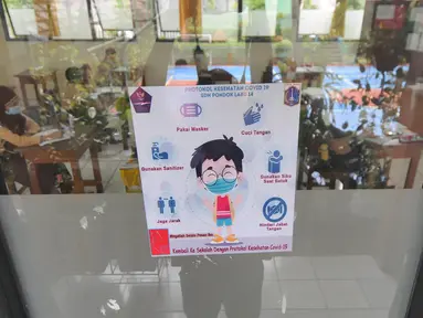 Suasana kegiatan pembelajaran tatap muka di SDN Pondok Labu 14, Jakarta Selatan, Rabu (7/04/2021). Mulai hari ini, Pemprov DKI melakukan pembelajaran tatap muka bagi 85 sekolah dari semua jenjang pendidikan hingga 29 April. (merdeka.com/Arie Basuki)
