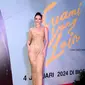 Penampilan Elvira Devinamira ketika menghadiri gala premiere film Suami Yang Lain panen pujian karena elegan, glamor, sekaligus cantik berkarakter. (Foto: Dok. Instagram @elviraelph)