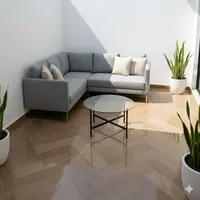 Desain Teras Lahan Sempit dengan Lantai Granit. Gemini