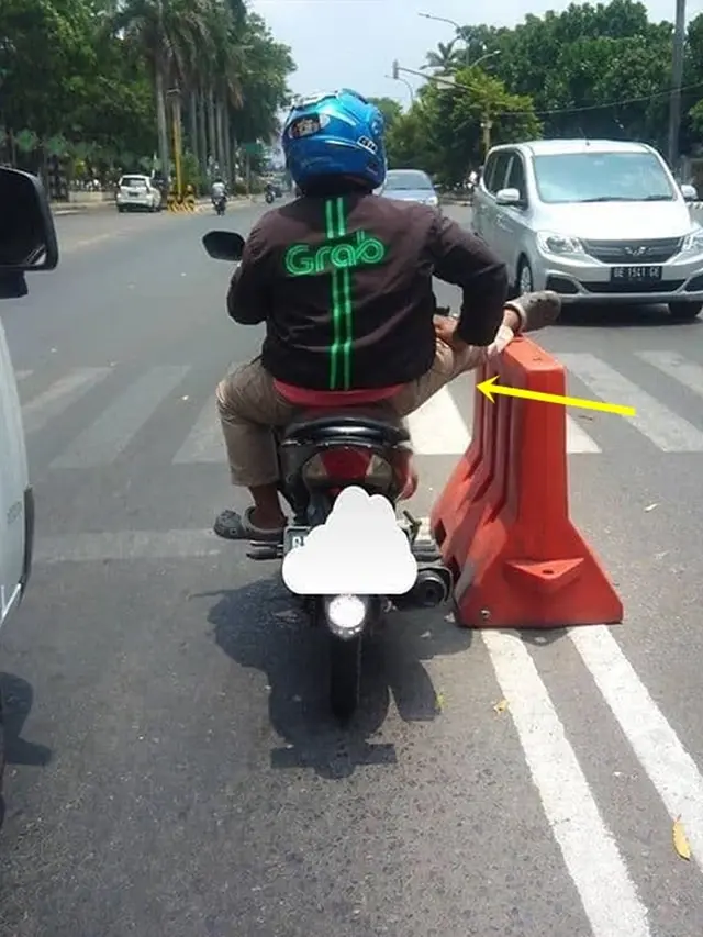 6 Kelakuan Driver Ojek Online saat Berhenti di Lampu Merah Ini Bikin Tepuk Jidat