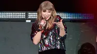 Penampilan Taylor Swift saat menghibur penonton dalam acara B96 Jingle Bash di Allstate Arena di Rosemont, Illinois (7/12). (Photo by Rob Grabowski/Invision/AP)