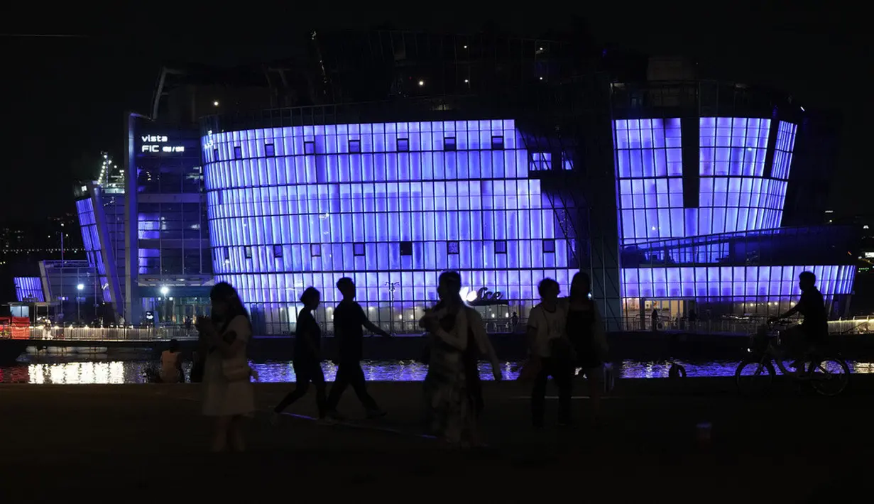 <p>Landmark Pulau Sebitseom diterangi dengan warna ungu di Sungai Han, Seoul, Korea Selatan, Senin (12/6/2023). Pencakar langit, jembatan, dan landmark lainnya di ibu kota Korea Selatan menyala dalam warna ungu untuk merayakan 10 tahun band K-Pop BTS. (AP Photo/Ahn Young-joon)</p>