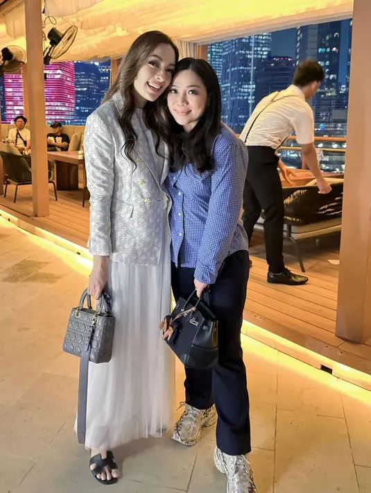 Opsi lainnya, bisa padukan blazer dengan rok tutu untuk tampil elegan seperti dr. Reisa Broto Asmoro. [@reisabrotoasmoro]