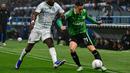 Pemain Sassuolo, Jay Idzes (kanan) mengumpan bola dibayangi pemain Inter Milan, Marcus Thuram dalam laga lanjutan Liga Italia 2025/2026 di Mapei Stadium, Minggu (08/02/2026) waktu setempat. (AFP/Piero Cruciatti)