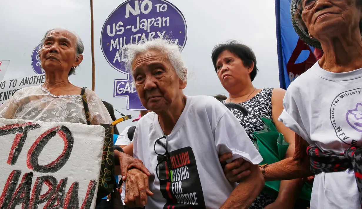 Sejumlah mantan budak seks tentara Jepang menggelar aksi unjuk rasa di depan Kedutaan Jepang di Pasai, Filipina, Kamis (12/1). Mereka menolak kedatangan PM Jepang Shinzo Abe selama 2 hari di Filipina. (AP Photo/Bullit Marquez)