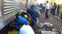 Proses evakuasi KRL jurusan Bogor-Jatinegara yang anjok di antara Stasiun Manggarai ke Stasiun Sudirman.  (Liputan6.com/Andry Haryanto)