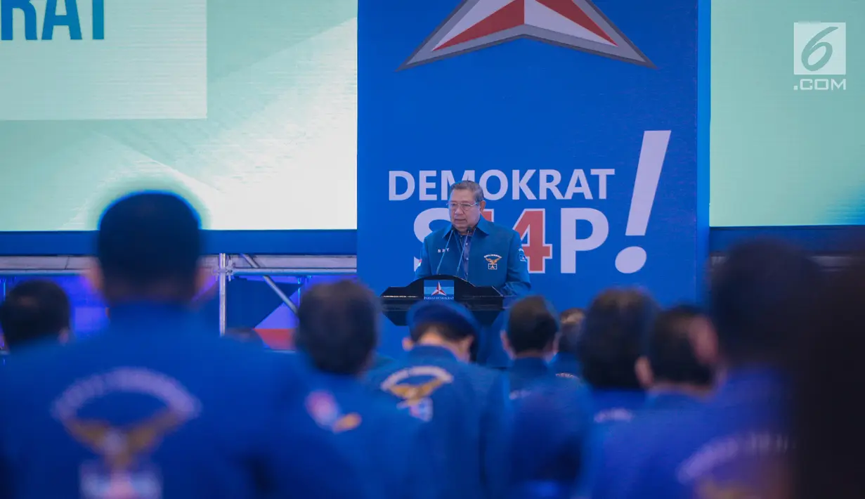 Ketua Umum Partai Demokrat Susilo Bambang Yudhoyono (SBY) saat membuka Pembekalan Caleg Partai Demokrat di Jakarta, Sabtu (10/11). Menurut SBY, politik identitas akhir-akhir ini mengemuka jelang Pemilu dan Pilpres 2019. (Liputan6.com/Faizal Fanani)