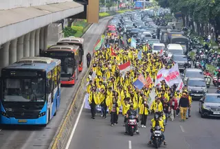 Mahasiswa yang tergabung dalam Badan Eksekutif Mahasiswa Universitas Indonesia (BEM UI) saat berjalan dari kawasan jalan Jenderal Sudirman menuju MH Thamrin atau sekitar Bundaran Hotel Indonesia (HI), Jakarta, Jumat (12/6/2026). (merdeka.com/Arie Basuki)