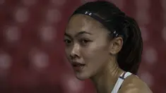Pelari Indonesia, Ulfa Silviana, usai tampil pada Invitation Tournament Asian Games 2018 cabang atletik nomor 200 m di SUGBK, Jakarta, Selasa (13/2/2018). Meski kalah dirinya memecahkan rekor pribadi dengan 24,86 detik. (Bola.com/Vitalis Yogi Trisna)