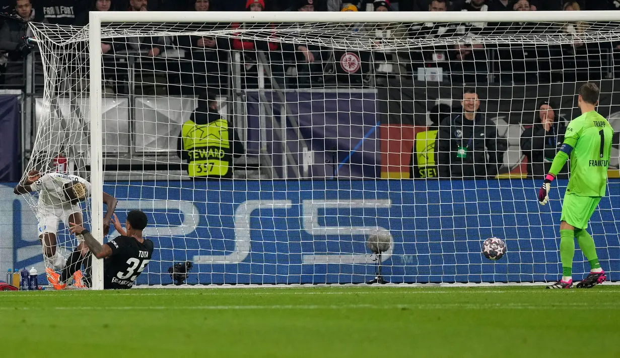 Pemain Napoli Victor Osimhen (kiri) mencetak gol ke gawang Eintracht Frankfurt pada pertandingan sepak bola babak 16 besar Liga Champions di Deutsche Bank Arena, Frankfurt, Jerman, 21 Februari 2023. Napoli mengalahkan Eintracht Frankfurt dengan skor 2-0. (AP Photo/Michael Probst)