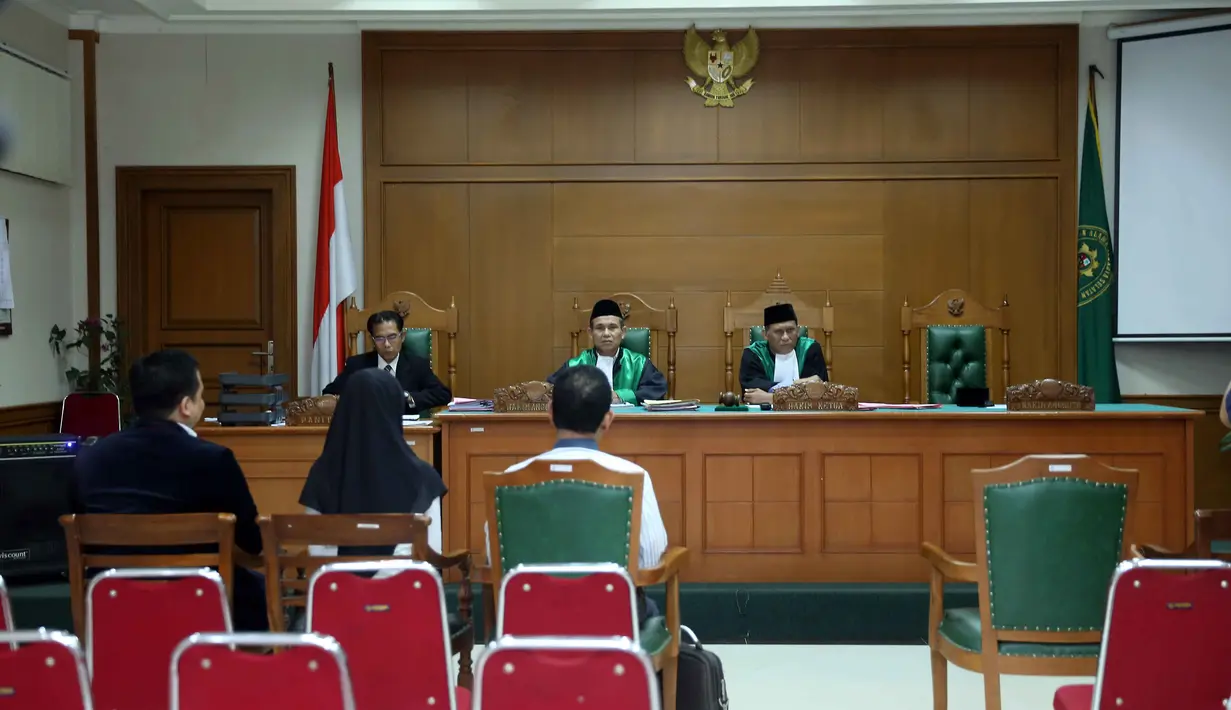 Karena ada dua permohonan cerai, Majelis Hakim hanya akan melanjutkan satu permohonan saja. (Nurwahyunan/Bintang.com)