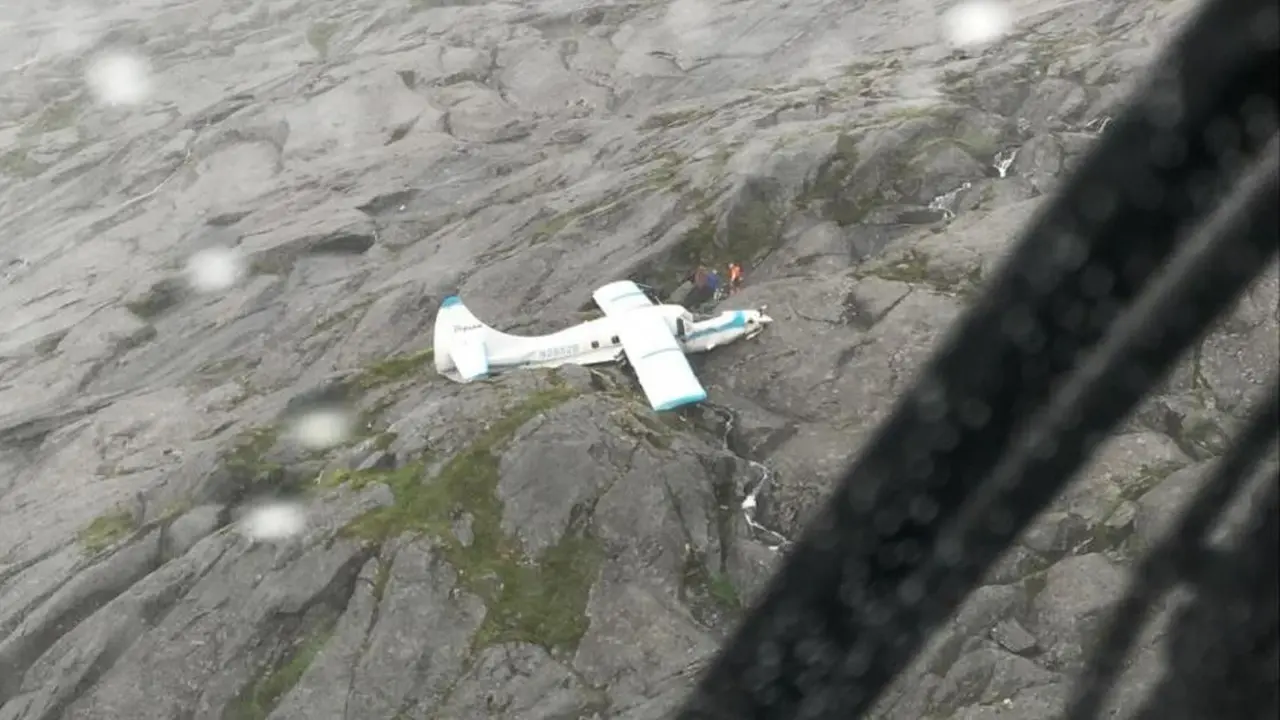 Sebuah pesawat kecil jatuh di pegunungan di Alaska, tidak ada korban, seluruh pilot dan penumpang dinyatakan selamat (U.S. Coast Guard)