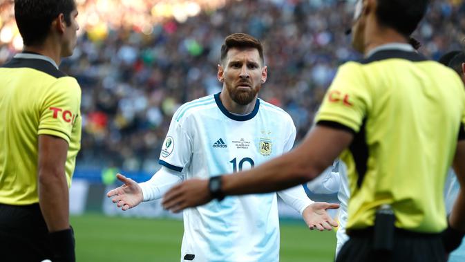 Ekspresi penyerang Argentina, Lionel Messi setelah menerima kartu merah dari wasit Mario Diaz selama  pertandingan melawan Chile di Copa America 2019 di Arena Corinthians, Brasil (6/7/2019). Kartu Merah yang diterima Messi adalah yang kedua sepanjang kariernya. (AP Photo/Victor R. Caivano)