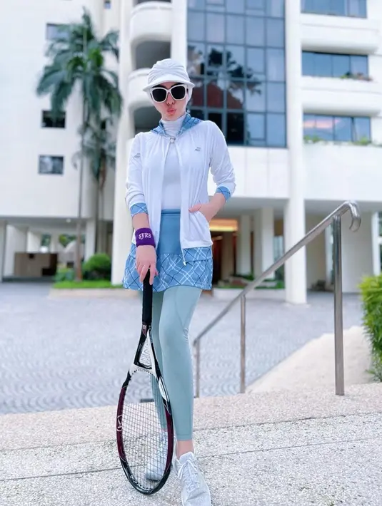 Tak ketinggalan, kacamata hitam yang dipakai pemilik nama lengkap Rini Fatimah Zaelani ini membuatnya semakin keren. Meski sudah berusia 40 tahun, Syahrini tampak begitu bugar dan energik bermain tenis. (Liputan6.com/IG/@princessyahrini)