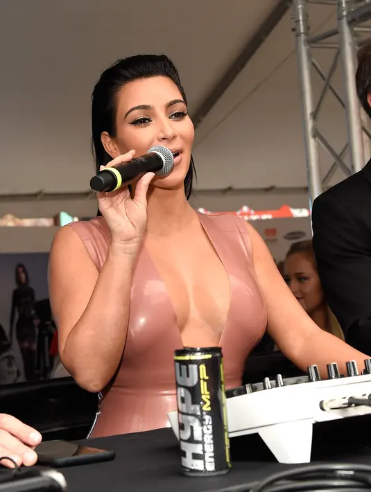 "Aku belum unggah foto bugil ya usai melahirkan putra kedua ku? oke, tunggu dan lihat saja nanti apa yang akan ku lakukan selanjutnya," tukasnya. (AFP/Bintang.com)