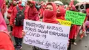 Massa yang tergabung dalam Serikat Rakyat Miskin Indonesia (SRMI) berunjuk rasa di kawasan Patung Kuda, Jakarta, Selasa (27/10/2020). Dalam aksi tersebut massa menuntut pencabutan Omnibus Law Undang-Undang Cipta Kerja yang dianggap merugikan masyarakat miskin. (Liputan6.com/Faizal Fanani)