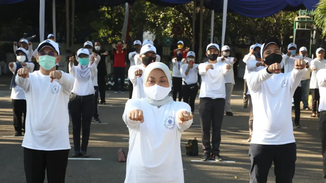 Menteri Ketenagakerjaan, Ida Fauziyah, secara resmi meluncurkan Senam Pekerja Sehat di Kawasan Berikat Nusantara (KBN) Marunda, Jakarta Utara, Selasa (25/8/2020). (Dok Kemnaker)