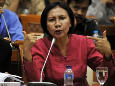 Ratna Sarumpaet bersama Komunitas Sosial Peduli Jakarta mengikuti Rapat Dengar Pendapat dengan Komisi III DPR RI di Gedung Nusantara II DPR, Jakarta, Selasa (15/3). Rapat membahas perihal proses hukum Rumah Sakit Sumber Waras. (Liputan6.com/Johan Tallo)