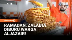 Para pembuat penganan di Boufarik, Aljazair, tampak sibuk menyiapkan zalabia selama bulan suci Ramadan. Kue tradisional ini menjadi salah satu sajian yang paling banyak dicari masyarakat untuk berbuka puasa.