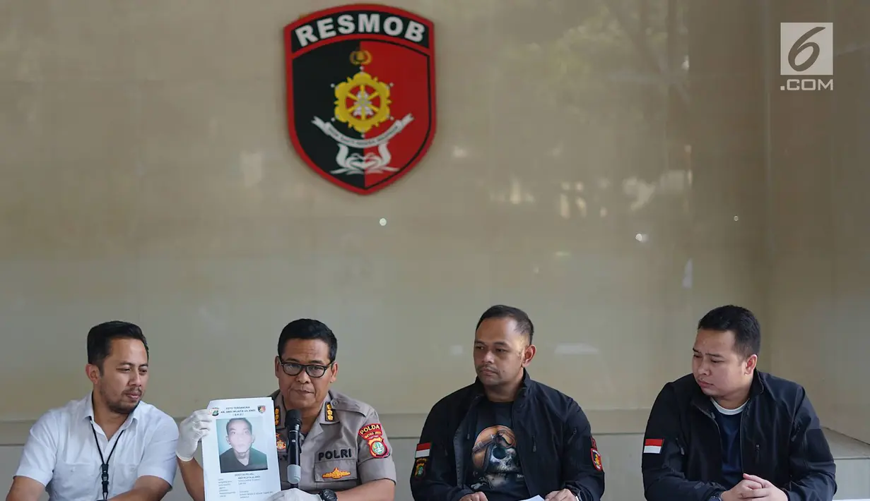 Kabid Humas Polda Metro Jaya Kombes Argo Yuwono (kedua kiri) menunjukkan foto tersangka kasus pencurian kendaraan bermotor di Polda Metro Jaya, Jakarta, Kamis (4/7). Polisi menembak mati salah seorang tersangka. (Liputan6.com/Immanuel Antonius)