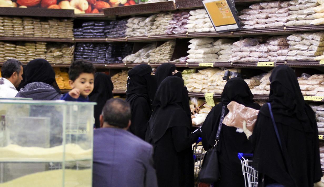 Warga Yaman berbelanja di supermarket menjelang bulan suci Ramadhan yang akan datang, di ibu kota Sanaa pada 30 Maret 2022. Bulan Ramadhan adalah bulan suci yang paling dinantikan umat Islam seluruh dunia. (MOHAMMED HUWAIS / AFP)