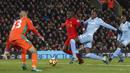 Proses terjadinya gol bunuh diri oleh pemain Stoke, Giannelli Imbula, saat melawan Liverpool. Serangan bertubi-tubi dari The Reds membuat lini belakang Stoke menjafi tidak fokus dan akhirnya kerap melakukan kesalahan. (Reuters/Carl Recine)