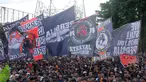 Ribuan pendukung Persija Jakarta atau The Jakmania memenuhi Persija Training Ground, Bojong Sari, Depok, Jawa Barat, Jumat (9/1/2026). Pendukung Persija Jakarta atau The Jakmania hadir langsung memenuhi Persija Training Ground. (Bola.com/M Iqbal Ichsan)