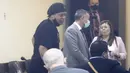 Ronaldinho dan kakaknya, Roberto Assis akhirnya dibebaskan setelah hakim menangguhkan dakwaan terhadap kakak-beradik tersebut. (AP Photo/Marta Escurra)