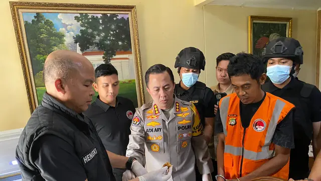 Ditresnarkoba Polda Metro Jaya menggerebek lokasi laboratorium yang dipakai sindikat bandar narkotika meracik tembakau sintetis di Sentul, Jawa Barat.