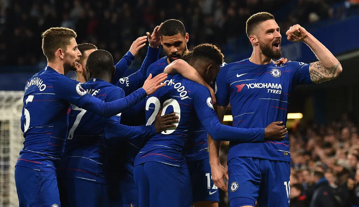 Perayaan gol pertama Chelsea yang dicetak Olivier Giroud pada laga lanjutan Premier League yang berlangsung di Stadion Stamford Bridge, London, Kamis (4/4). Chelsea menang 3-0 atas Brighton Albion. (AFP/Glyn Kirk)