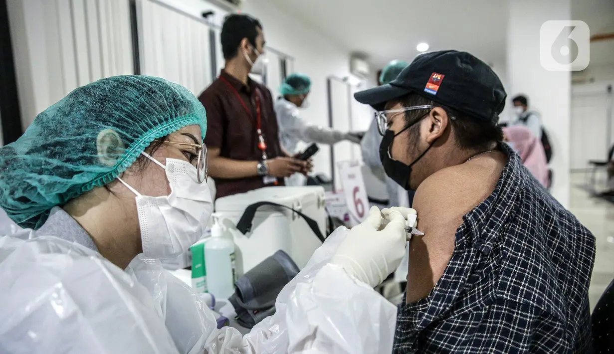 Petugas medis menyuntikkan vaksin COVID-19 Astrazeneca kepada pekerja ritel di GOR Tanjung Duren, Jakarta Barat, Senin (24/5/2021). Berdasarkan data Kementerian Kesehatan hingga 23 Mei 2021, sebanyak 14.890.933 orang telah menerima vaksin COVID-19 dosis pertama. (Liputan6.com/Faizal Fanani)