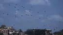 Sedikitnya, 161 paket bantuan kemanusiaan berisi makanan diterjunkan dari udara di langit Jalur Gaza pada Minggu (17/8/2025) dalam sebuah operasi bantuan yang dilakukan oleh sembilan negara. (AP Photo/Abdel Kareem Hana)