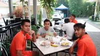 Trio Barito Putera yaitu Dedi Hartono, Muhammad Roby, dan Syahroni akan membela Persija Jakarta di Piala Jenderal Sudirman. (Bola.com/Kevin Setiawan)