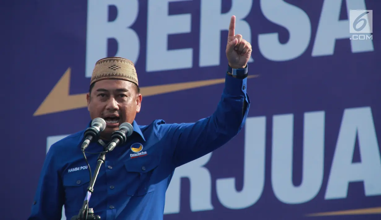 Bupati Bone Bolango Hamim Pou memberi sambutan saat Kampanye Rapat Umum Partai Nasdem di Gorontalo, Minggu (24/3). Kampanye Rapat Umum akan berlangsung selama 21 hari yakni mulai 24 Maret hingga 13 April 2019. (Liputan6.com/Arfandi Ibrahim)