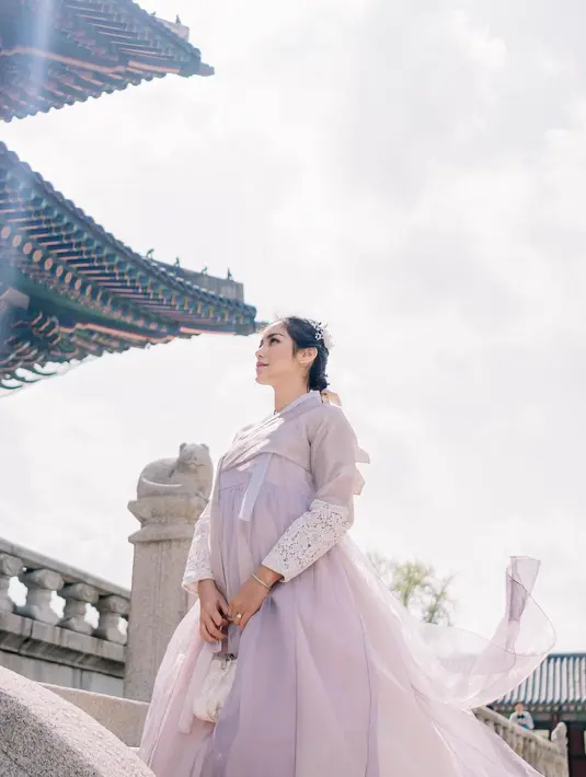 Penampilan Jessica Iskandar dalam balutan hanbok juga tak kalah memesona. Ia tampil menawan mengenakan hanbok bernuansa keunguan, lengkap dengan tatanan rambut yang diberi pita dan hiasan rambut yang menambah cantik penampilannya secara keseluruhan. [Foto: Instagram/inijedar]